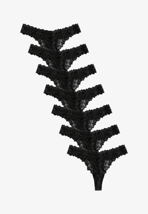 Sechs schwarze Spitzenhöschen im String-Stil, diagonal auf einem weißen Hintergrund angeordnet.