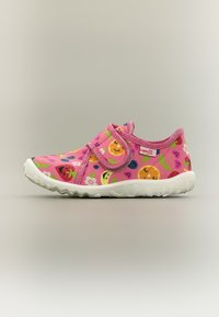 Ροζ παιδικό παπούτσι με λευκή σόλα, σχέδια φρούτων και λουλουδιών, και λουράκι με βέλκρο για στερέωση.