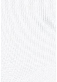 Biała rypsowa tkanina o drobnej fakturze, z pionowymi liniami. Powierzchnia wydaje się gładka i jednolita, subtelnie odbijając światło.