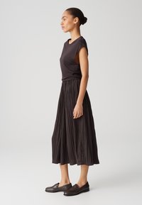 OPUS REGULAR MIDI FIT - Robe de jour - midnight brown