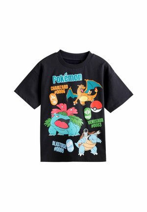 Tricou negru din bumbac cu grafica Pokémon: Charizard, Blastoise și Venusaur, cu text colorat și icoane care indică tipurile foc, apă și iarbă.
