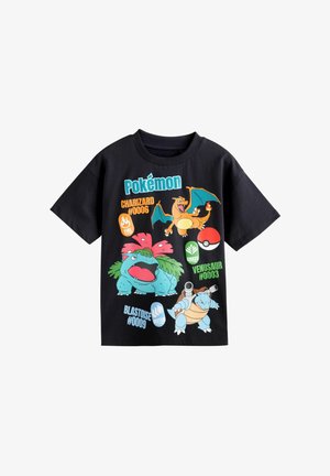 Črna bombažna majica s Pokémon grafiko: Charizard, Blastoise in Venusaur, z barvnimi napisom in ikonami, ki označujejo tipa ogenj, voda in trava.
