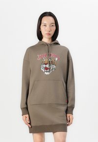 Rochie cu glugă de culoare verde măsliniu, cu un mare design brodat cu tigru și textul "Joop Jeans". Include buzunar frontal și tiv striat.