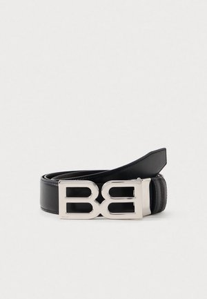 Cintura in pelle nera con fibbia metallica argentata caratterizzata dal design intrecciato delle lettere "BB". Texture liscia con cuciture visibili lungo i bordi.