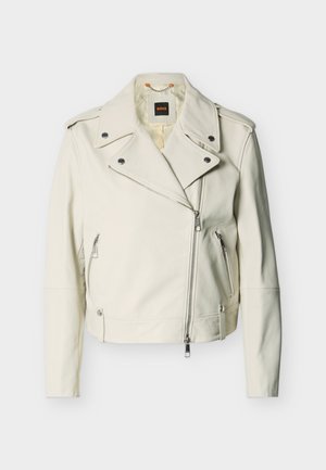 Veste de motard en cuir blanc avec un col à revers, une fermeture éclair asymétrique à l'avant, des poches zippées et des accents de quincaillerie couleur argent.