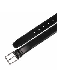 Cintura in pelle nera con una fibbia rettangolare argentata lucida, caratterizzata da una superficie liscia e fori distanziati in modo uniforme per la regolazione.
