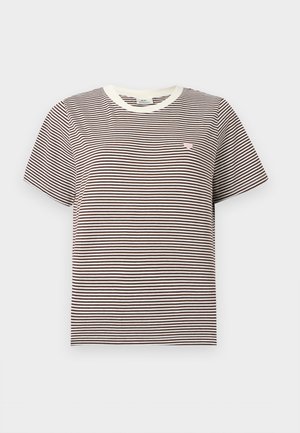 Κοντομάνικη μπλούζα με στρογγυλή λαιμόκοψη, με λεπτές οριζόντιες ρίγες σε καφέ και λευκό και μικρή ροζ καρδιά στο αριστερό στήθος.