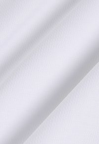 Weißer strukturierter Stoff mit einem subtilen Fischgrätenmuster, das eine glatte, weiche Textur und einen leichten Glanz aufweist. Eng gewebt mit gleichmäßigen Stichen.
