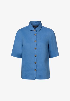 Chemise bleue à manches courtes avec six boutons marron et un col pointu, présentée sur un fond blanc uni.