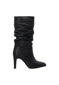 Czarne skórzane kozaki do kolan o luźnym fasonie, spiczastym nosku i szpilkowym obcasie. Gładka tekstura z marszczeniami na górze.