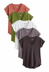 Cinco camisetas de cuello en V en color coral, oliva, blanco, lavanda y gris oscuro. Fabricadas con una tela suave, tienen mangas cortas y un dobladillo ligeramente curvado.