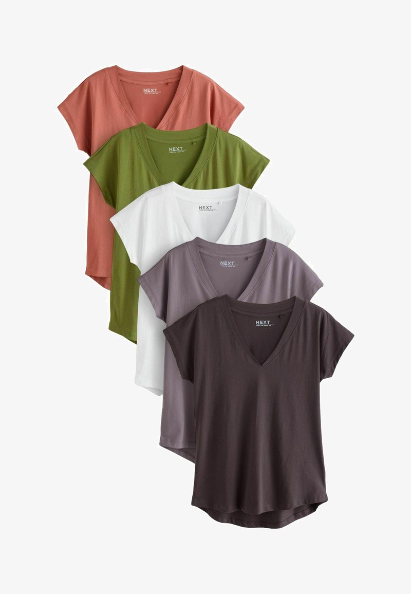 Fünf V-Ausschnitt-T-Shirts in Koralle, Oliv, Weiß, Lavendel und Dunkelgrau. Hergestellt aus weichem Stoff mit kurzen Ärmeln und einem leicht geschwungenen Saum.