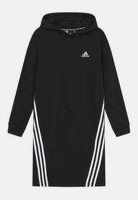 Schwarzes Kapuzenkleid aus weichem Stoff, mit einem weißen Adidas-Logo auf der Brust und drei weißen Streifen an den Seiten.