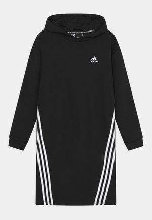 Vestido negro con capucha hecho de tejido suave, que presenta un logo blanco de Adidas en el pecho y tres rayas blancas a lo largo de los lados.