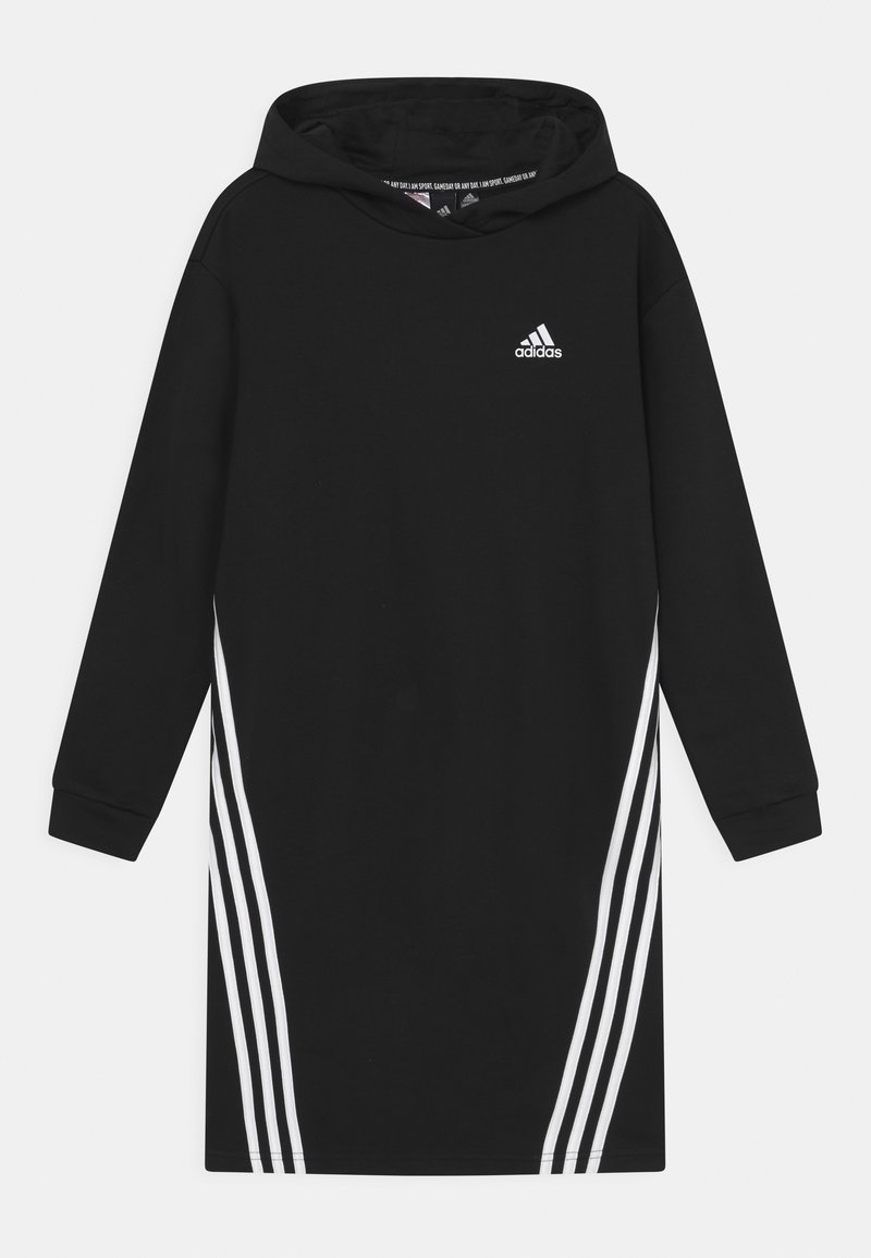 Schwarzes Kapuzenkleid aus weichem Stoff, mit einem weißen Adidas-Logo auf der Brust und drei weißen Streifen an den Seiten.