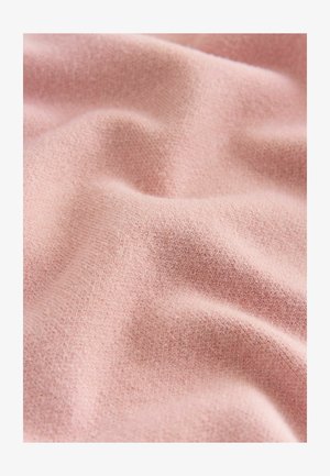 Gaiši rozā audums ar mīkstu, teksturētu virsmu, kas demonstrē maigas krokas un vienmērīgu izskatu, piemērots dažādām tekstila pielietošanai.