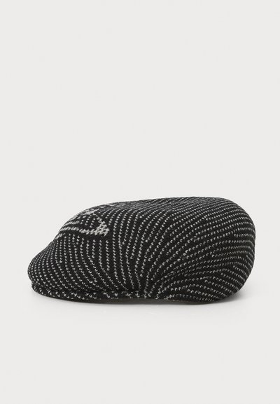 Căciulă cu un model negru și gri, de formă rotundă și dintr-un material texturat. Designul prezintă dungi subțiri și un mic emblema pe partea din față.
