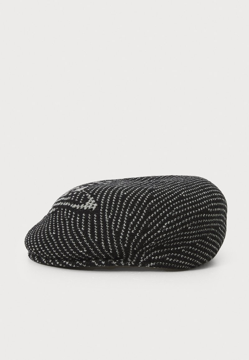 Gorra de patrón negro y gris con forma redondeada y tela texturizada. El diseño presenta finas rayas y un pequeño emblema en la parte frontal.