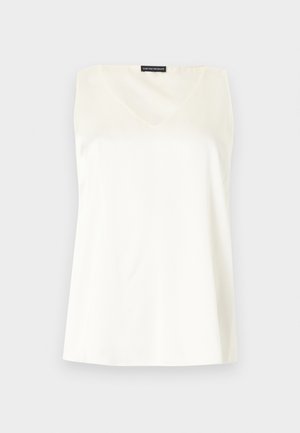 Ermeløs hvit damebluse med firkantet utringning og Emporio Armani-merke bak på kragen.