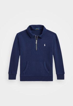 Sudadera azul marino con cremallera en tejido suave y cuello alto, que cuenta con un bolsillo frontal y un pequeño logo bordado en el pecho.