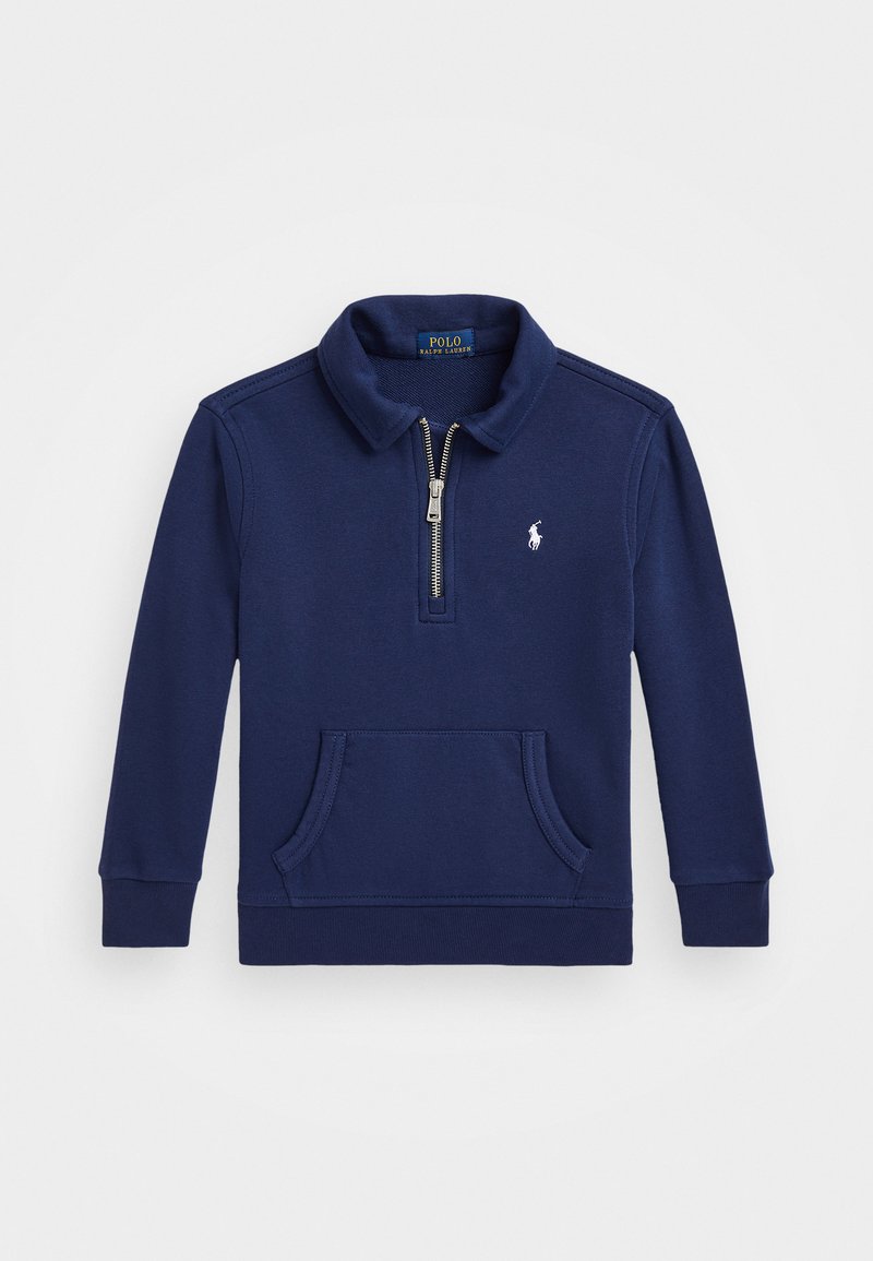 Tumši zils kapuces džemperis ar iešuvumu no mīksta auduma, ar stāvošu apkakli, priekšpusē ir kabata un neliels izšūts emblēma uz krūšu.