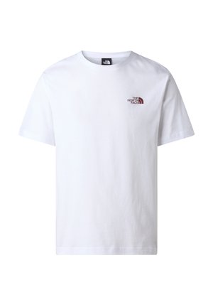 Camiseta blanca de manga corta y cuello redondo con el pequeño logo de color rojo oscuro de The North Face en el lado izquierdo del pecho.