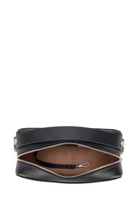 Zwarte leren tas met een brede ritssluiting. Heeft een gladde textuur, zilverkleurige accenten en een beige interieur met een riem om aan te bevestigen.