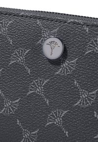 Cartera texturada gris con un sutil patrón de palmeras, asegurada con un acento de botón de presión plateado en la parte delantera.