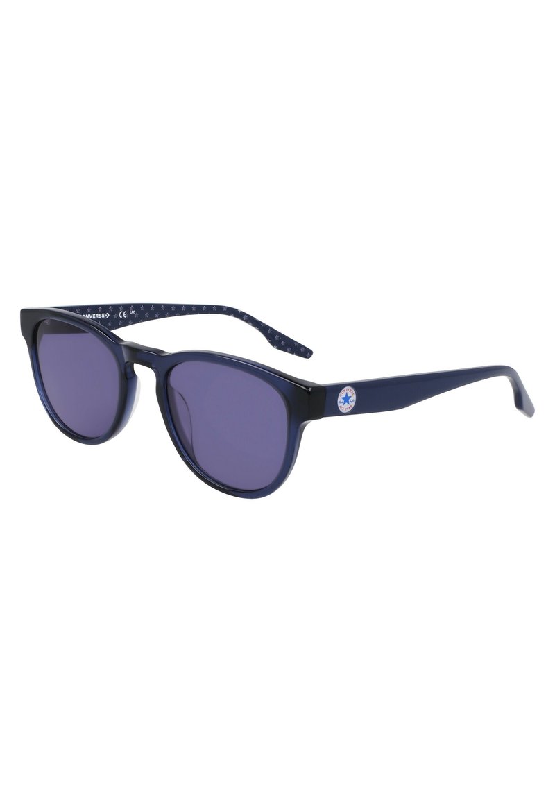 Occhiali da sole in plastica blu navy con lenti rotonde, dotati di lenti viola. Le aste presentano un motivo decorativo e include un logo sul lato.