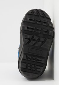 Sorel YOUTH FLURRY - Botas para la nieve - black/super blue