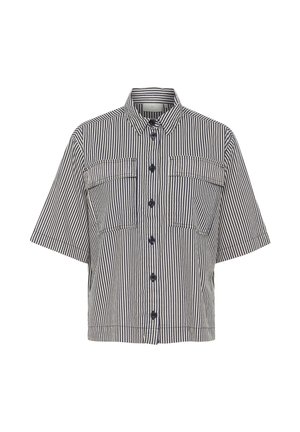 Kortermet skjorte med knappelukking, vertikale marineblå og hvite striper, og to frontlommer med klaff.