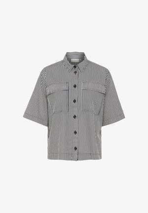 Chemise à manches courtes boutonnée avec des rayures verticales bleu marine et blanches et deux poches à rabat à l'avant.