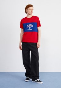 Champion Rochester BOOKSTORE CREWNECK - Tričko s potlačou - red/blue
