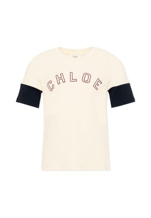 T-shirt crème à manches courtes avec poignets de manches noirs et lettres "CHLOE" rouges brodées sur la poitrine.