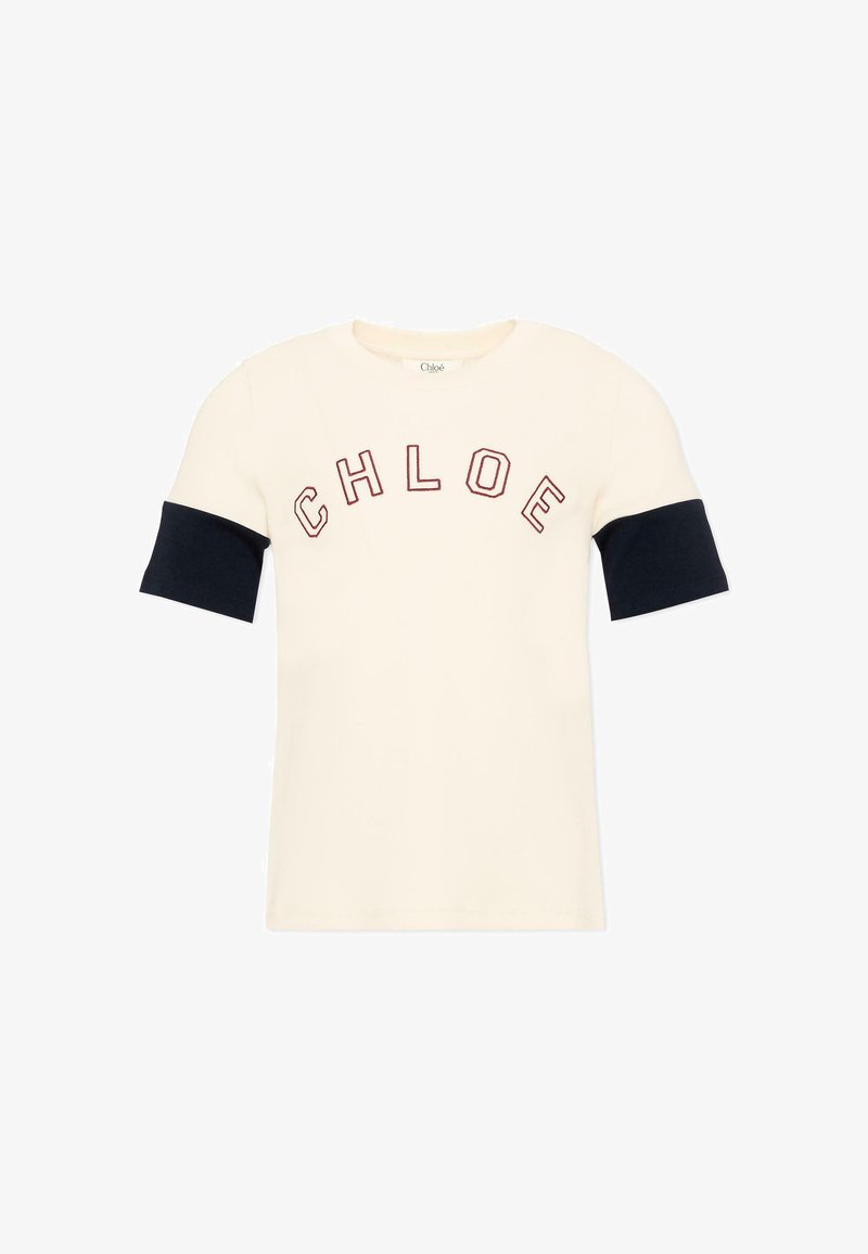 T-shirt crema a maniche corte con polsini neri e lettere "CHLOE" rosse ricamate sul petto.