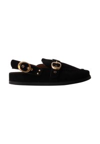 Chaussure plate en daim noir avec deux boucles dorées et une bride arrière ouverte, montrée de profil sur fond blanc.