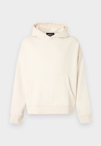 Μπεζ φούτερ με κουκούλα και τσέπη καγκουρό στο μπροστινό μέρος, μακριά μανίκια και προσαρτημένη κουκούλα, παρουσιάζεται σε λευκό φόντο.