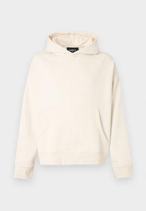 Béžová mikina s kapucí, s přední kapsou ve tvaru klokana, dlouhými rukávy a připevněnou kapucí, zobrazena na bílém pozadí.