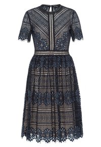 Dunkelblaues Spitzenkleid mit kurzen Ärmeln, aufwendigen floralen Mustern, einer taillierten Taille und einem strukturierten Rock mit gewelltem Saum.