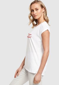 Merchcode MERRY CHRISTMAS AND HAPPY ALWAYS EXTENDED SHOULDER TEE - T-shirts print - white
