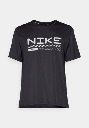 Svart kortärmad T-shirt i lättviktstyg. Har texten "NIKS" och en Nike-logotyp i vitt, med minimalistiska designelement.