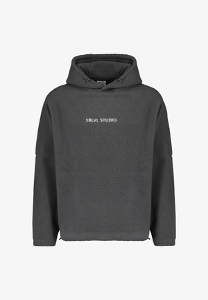 Grauer Fleece-Hoodie mit strukturierter Oberfläche, ausgestattet mit einer Kängurutasche und dem weißen Text "SBLVL STUDIO" auf der Vorderseite.