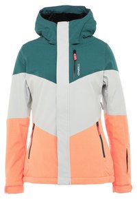 Chaqueta de esquí en tonos azul verdoso, gris y coral; cuenta con bolsillos con cremallera, capucha, diseño de bloques de color y una superficie suave y texturizada.