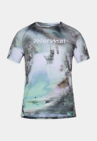 Kratos rukav t-shirt s teksturiranim, apstraktnim uzorkom u nijansama crne, zelene i plave, s istaknutim bijelim logotipom na prednjoj strani.