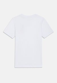 Biele bavlnené tričko s krátkymi rukávmi, okrúhlym výstrihom a jednoduchým dizajnom na chrbte. Bez viditeľných log a vzorov. Mäkká textúra.