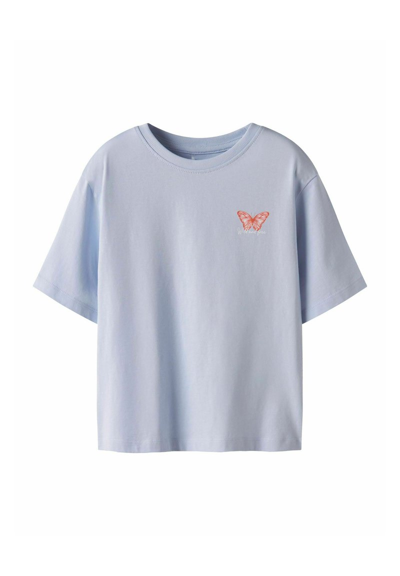 Camiseta de algodón azul claro con cuello redondo y mangas cortas, que presenta un pequeño gráfico de una mariposa naranja en el lado izquierdo del pecho.