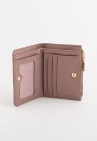Billetera compacta en color malva, hecha de suave cuero sintético, que cuenta con un compartimento transparente para el DNI, múltiples ranuras para tarjetas y un bolsillo con cremallera con herrajes dorados.