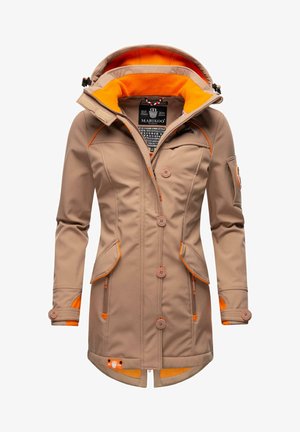 Giacca isolante beige con accenti arancioni, dotata di cappuccio, molteplici tasche, bottoni e una texture liscia. Fodera in pile interna visibile.