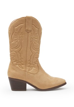 Bota de cowboy de ante tostado con patrones bordados, punta afilada y tacón marrón apilado. Cuenta con una lengüeta en el eje para ponerla fácilmente.