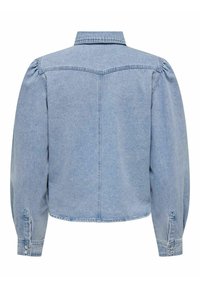 Giacca di jeans azzurro chiaro con un colletto, maniche a sbuffo e polsini abbottonati. Presenta un yoke posteriore e dettagli cuciti.